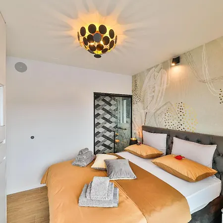 Sky Pool Penthouse With A Huge Heated Private Pool Apartament Split