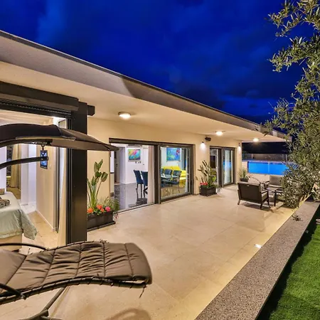 Sky Pool Penthouse With A Huge Heated Private Pool Split