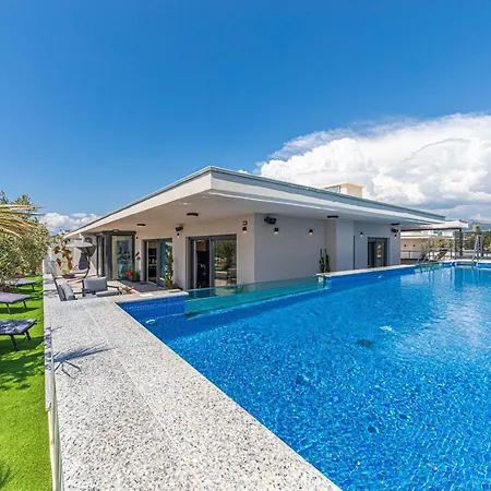 Sky Pool Penthouse With A Huge Heated Private Pool * ספליט