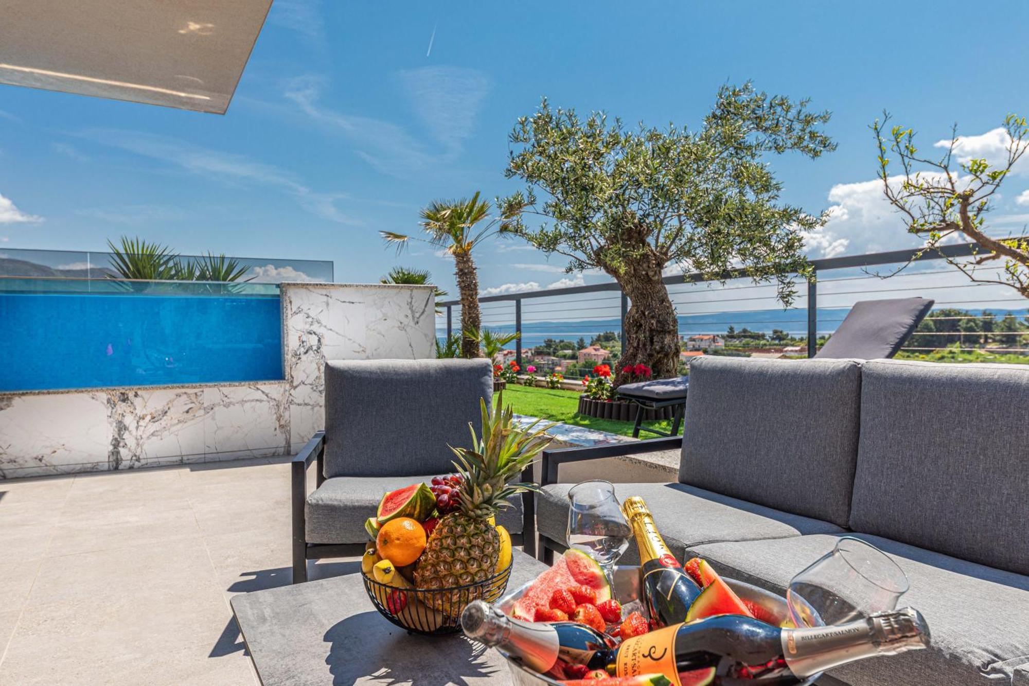 Daire Sky Pool Penthouse With A Huge Heated Private Pool Split ...