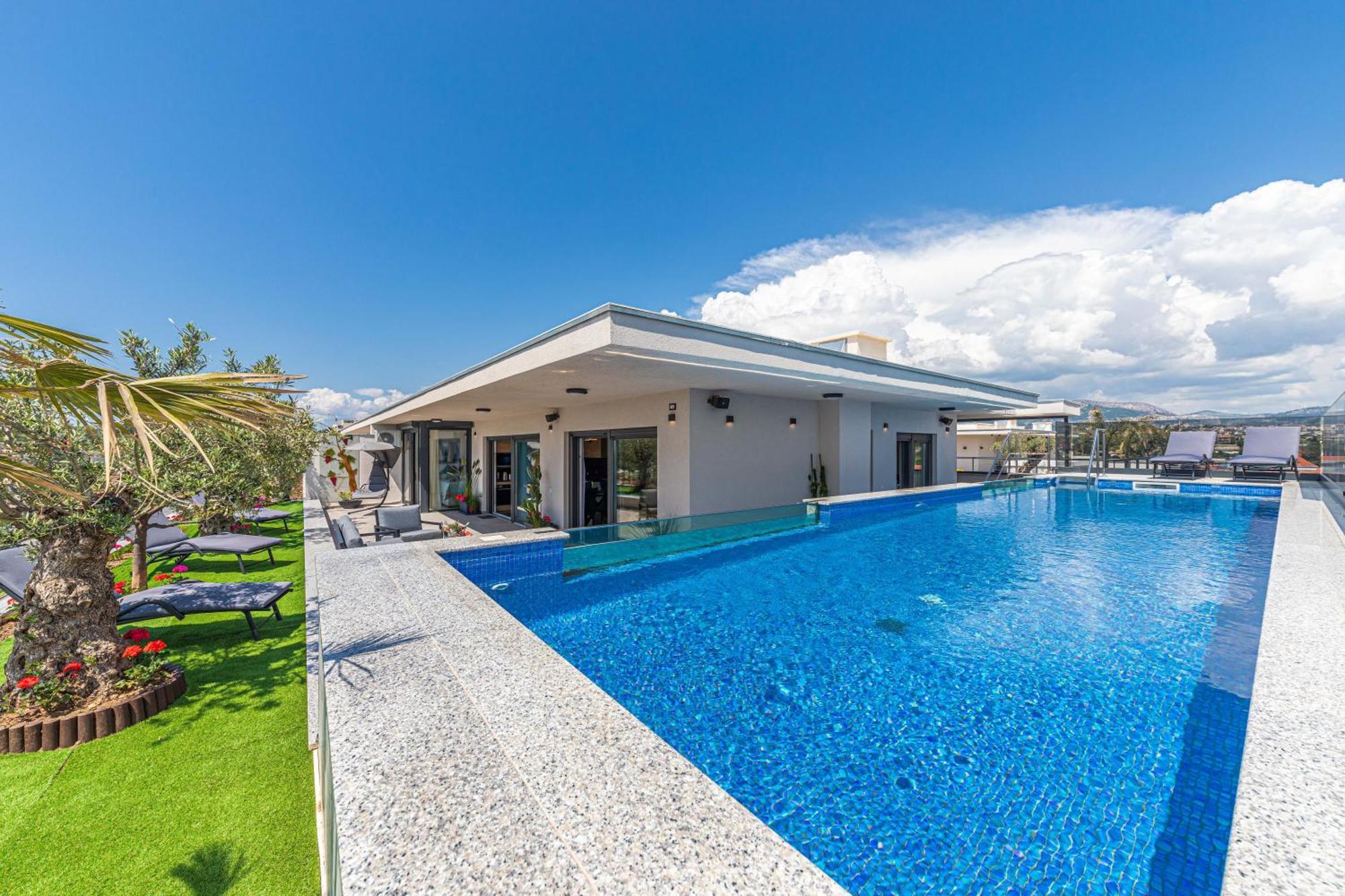 Daire Sky Pool Penthouse With A Huge Heated Private Pool Split ...